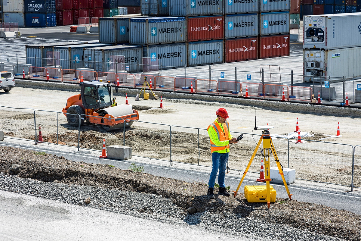 Trimble R750 GNSS receiver with TSC7 controller &mdash; GNSS survey equipment Australia